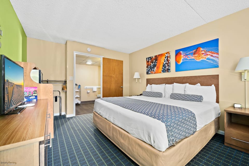 Standard Room, 1 King Bed | Blackout drapes, free WiFi, bed sheets