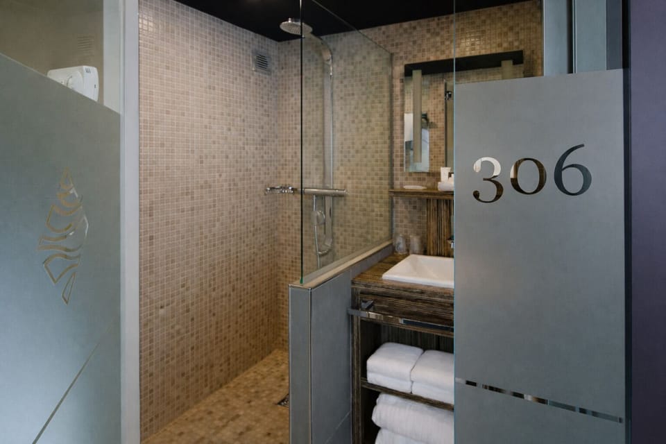 Double Room | Bathroom | Shower, rainfall showerhead, free toiletries, hair dryer