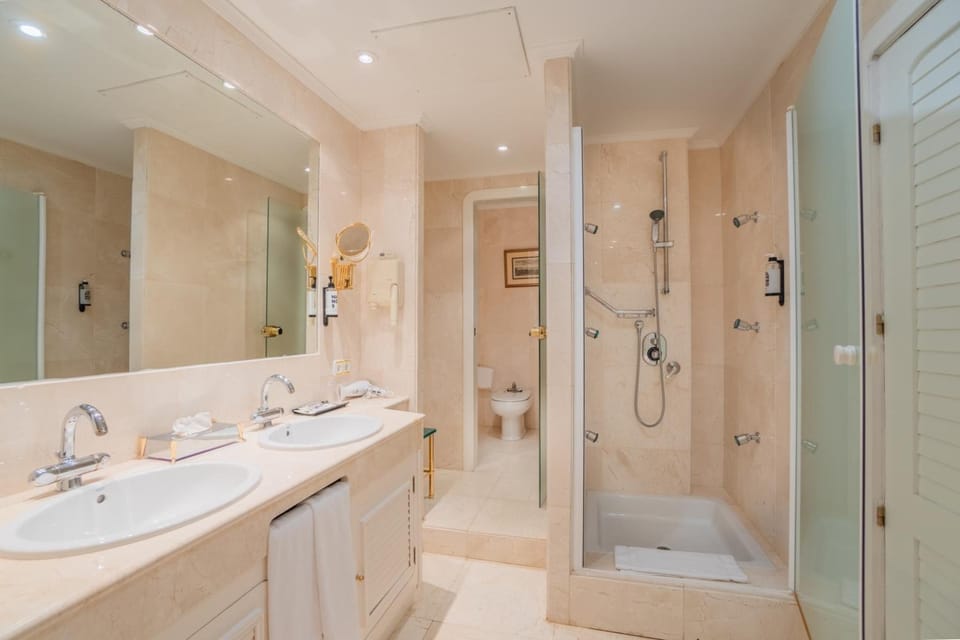 Bathroom | Free toiletries, hair dryer, bidet, towels