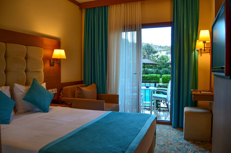 Standard Double or Twin Room | Minibar, in-room safe, WiFi (free), bed sheets