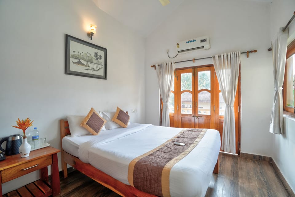 Premium Studio Suite | Laptop workspace, bed sheets