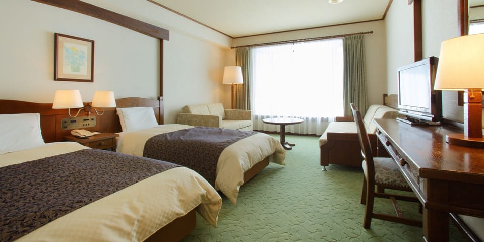 Deluxe Twin Room, Non Smoking | Down comforters, desk, free WiFi, bed sheets