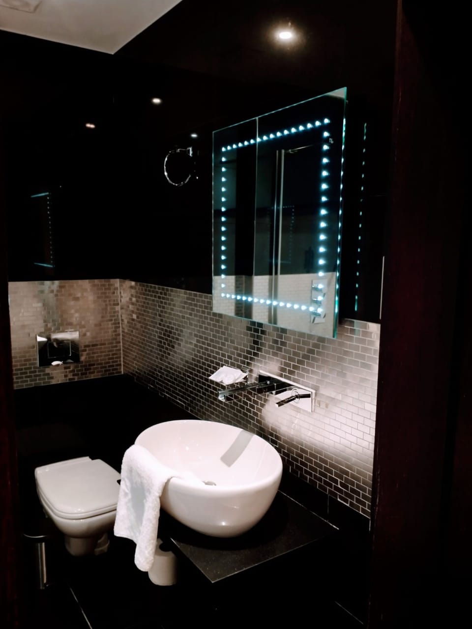 Suite | Bathroom | Shower, free toiletries, hair dryer, towels