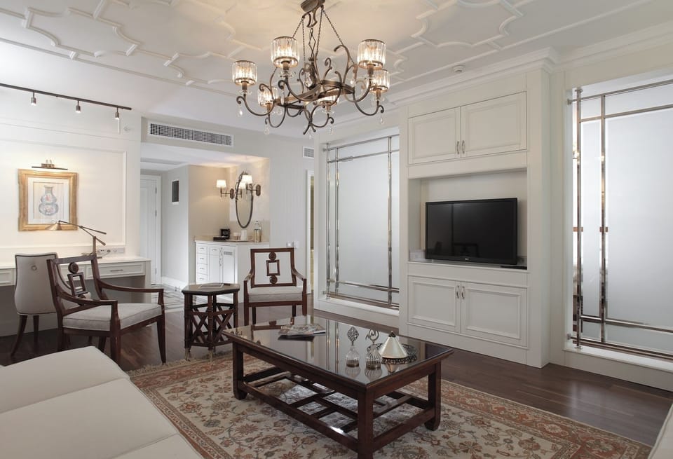Suite | Down comforters, minibar, in-room safe, desk