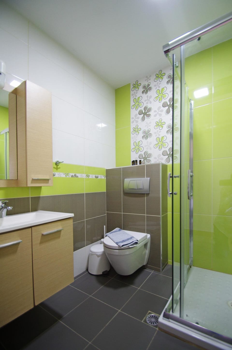 Superior Double Room | Bathroom | Shower, free toiletries, hair dryer, slippers