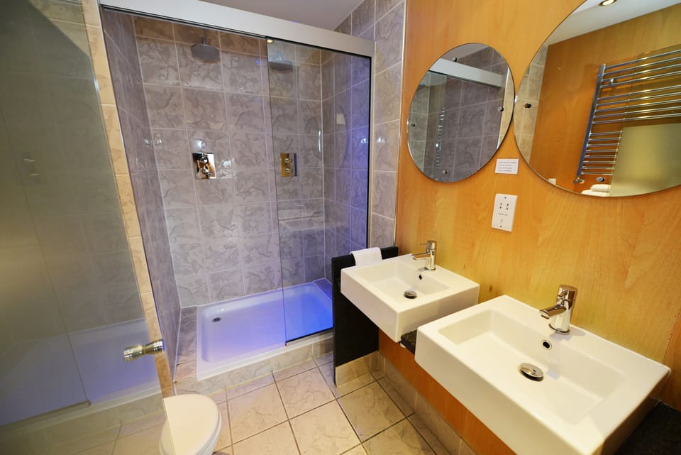 Club King | Bathroom | Designer toiletries, hair dryer, towels