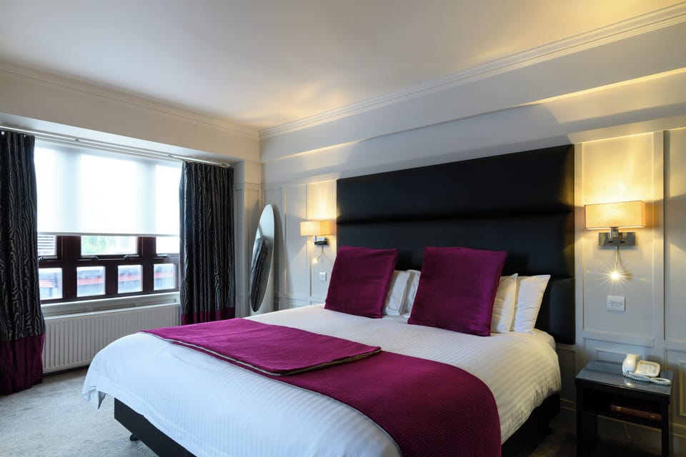 Luxury Super King | Premium bedding, desk, iron/ironing board, free WiFi