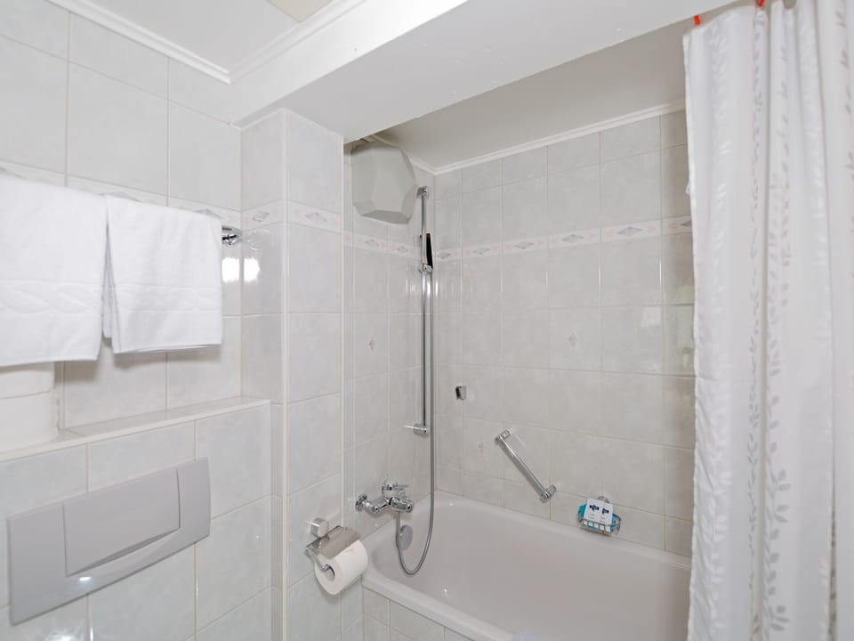 Deluxe Double Room, Balcony | Bathroom | Free toiletries, hair dryer, towels