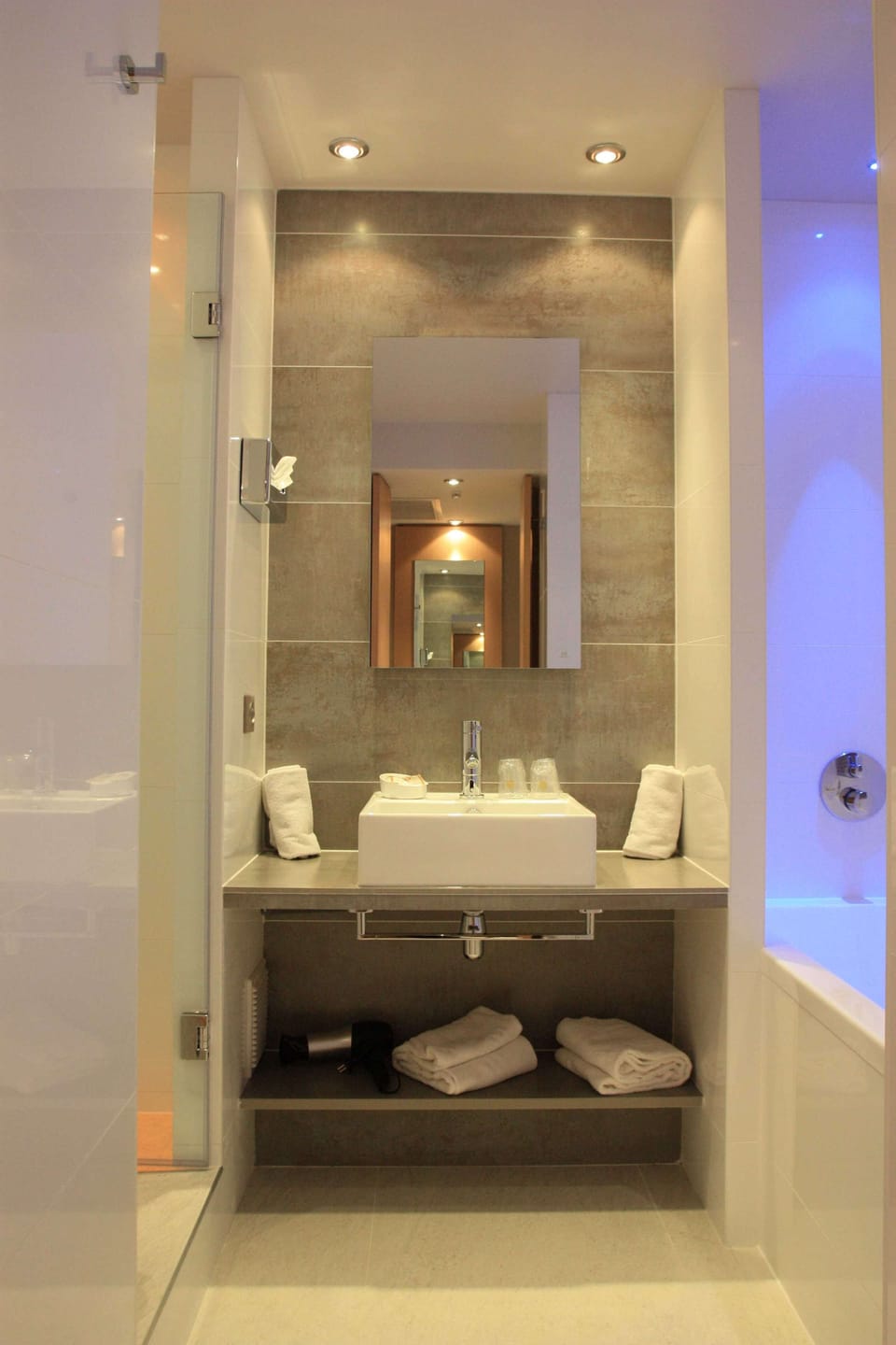 Family Room, Multiple Beds, Non Smoking, Connecting Rooms | Bathroom | Free toiletries, hair dryer, slippers, towels