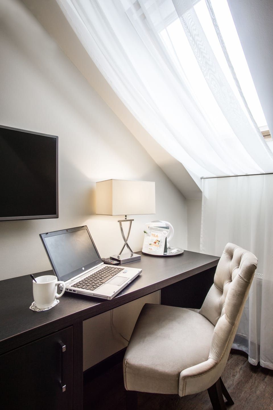 Single Room | Minibar, in-room safe, desk, iron/ironing board