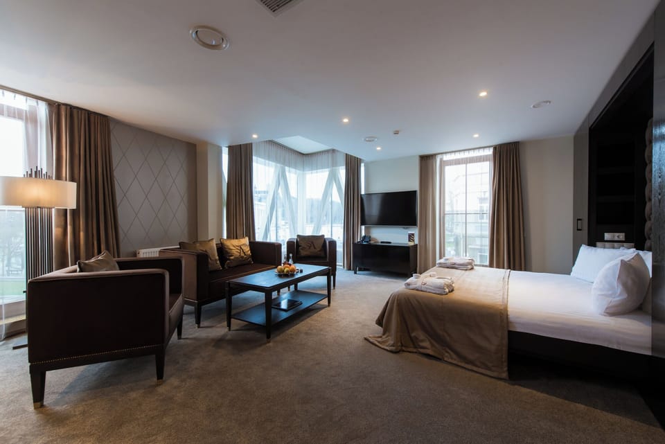 Deluxe Studio Suite with Cathedral View | Minibar, in-room safe, desk, iron/ironing board