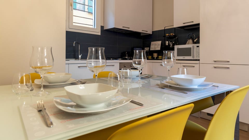 Apartment (2 Bedrooms) | Private kitchen | Fridge, microwave, oven, stovetop