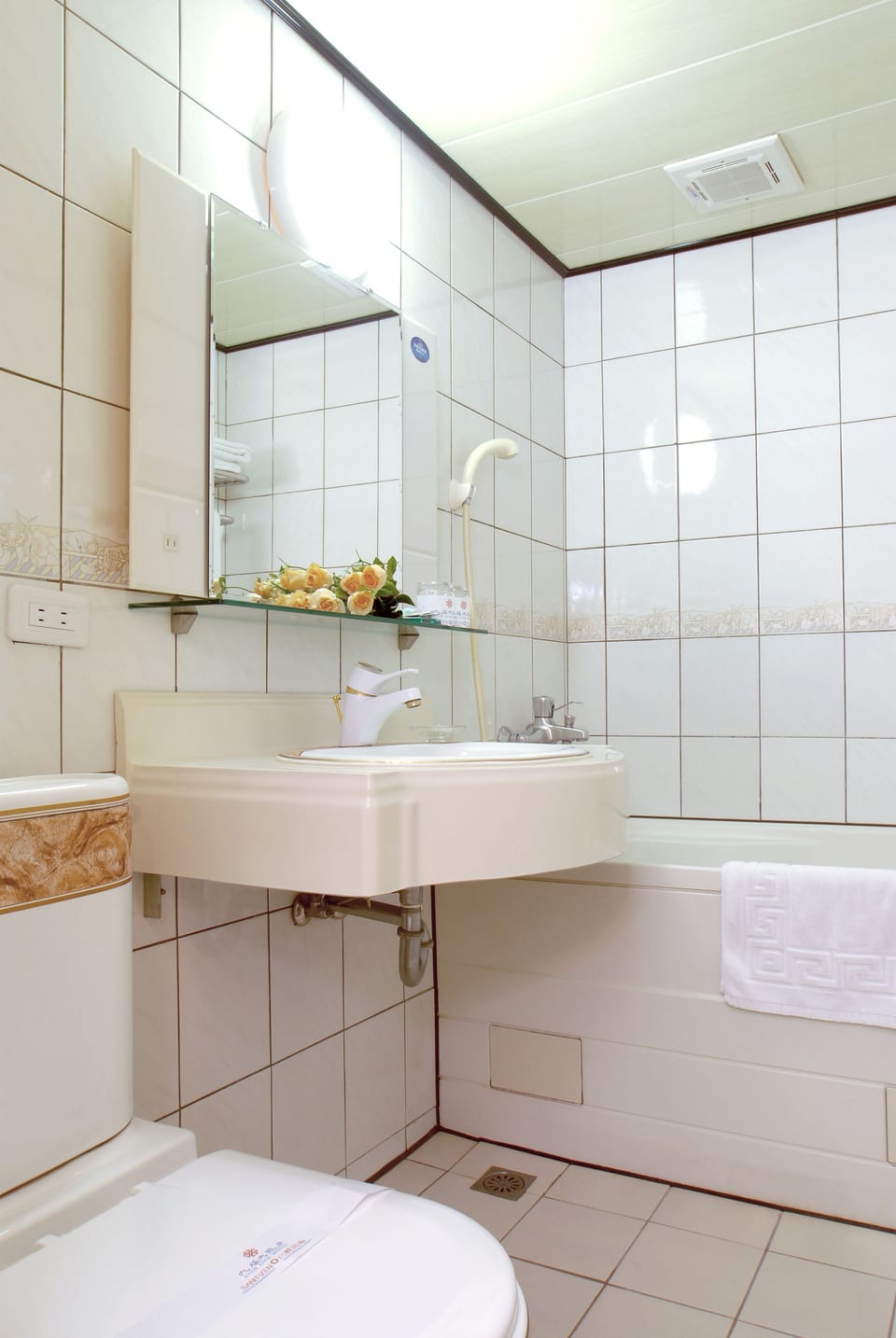 Combined shower/tub, deep soaking tub, rainfall showerhead