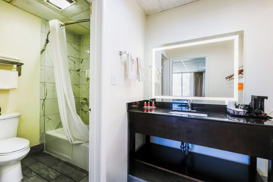 Room, 2 Double Beds, Non Smoking | Bathroom | Free toiletries, towels