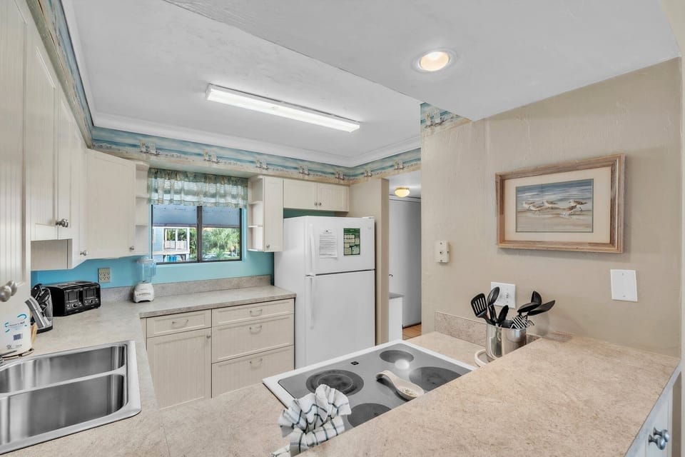 Condo, 1 Bedroom | Private kitchen | Fridge, microwave, stovetop, coffee/tea maker
