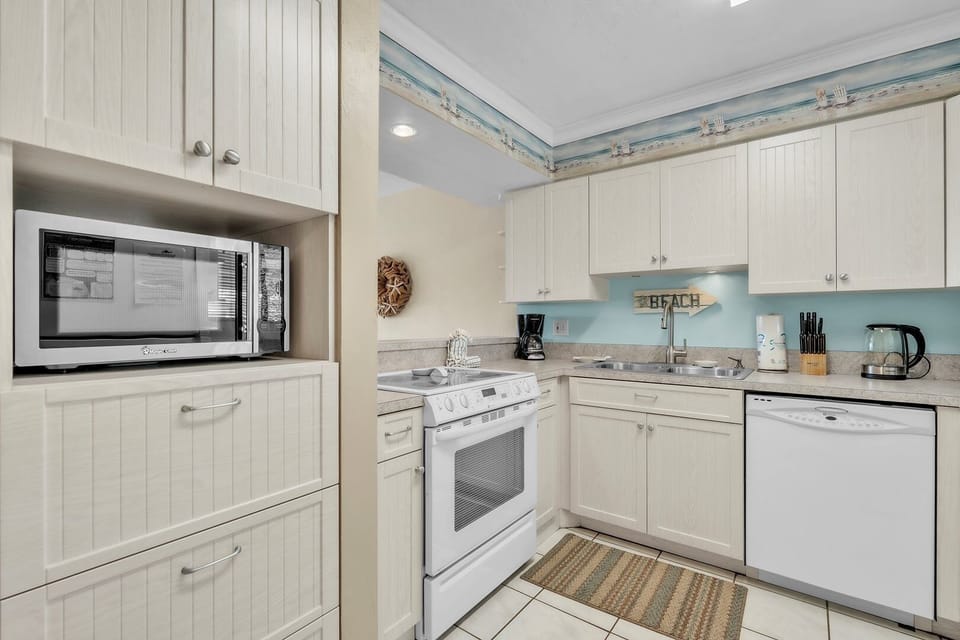 Condo, 1 Bedroom | Private kitchen | Fridge, microwave, stovetop, coffee/tea maker