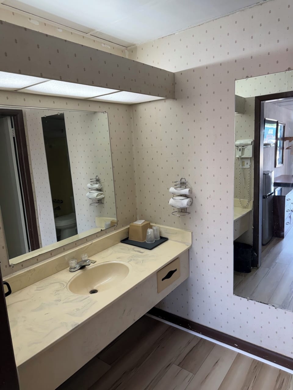 Combined shower/tub, towels