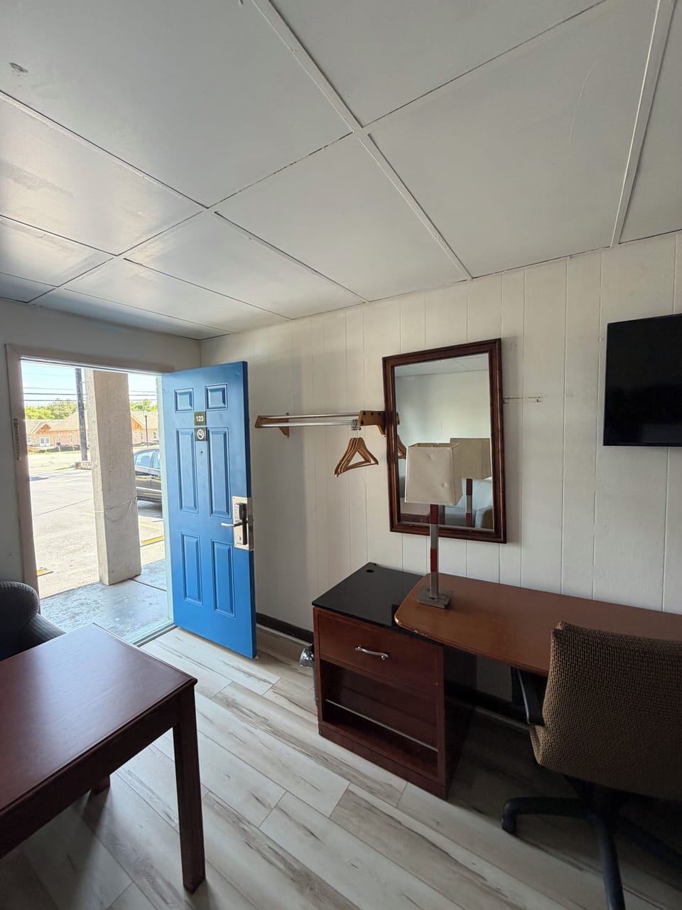 Standard Room, 1 King Bed | Living area | Flat-screen TV