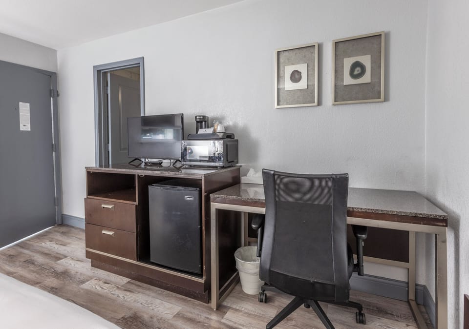 Premium Room, 1 King Bed | Egyptian cotton sheets, premium bedding, laptop workspace