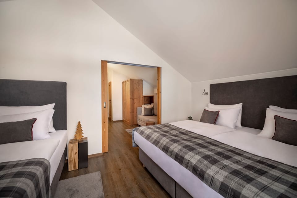 Junior Suite (for 2 + 2) | In-room safe, desk, WiFi (free), bed sheets