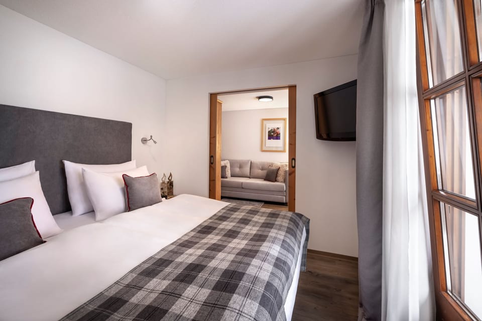 Junior Suite (for 2 + 2) | In-room safe, desk, WiFi (free), bed sheets