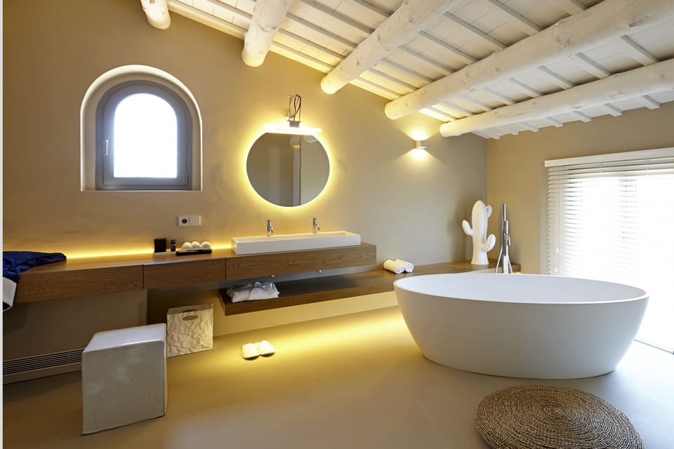Deluxe Double Room | Bathroom | Free toiletries, hair dryer, bathrobes, slippers