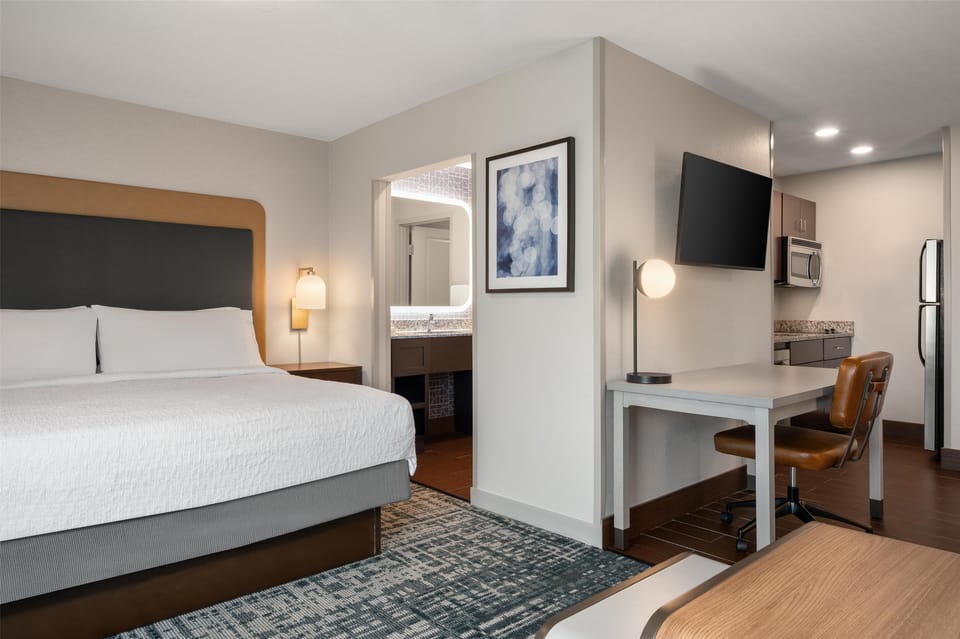 Studio Suite, 1 King Bed | Desk, laptop workspace, iron/ironing board, free cribs/infant beds