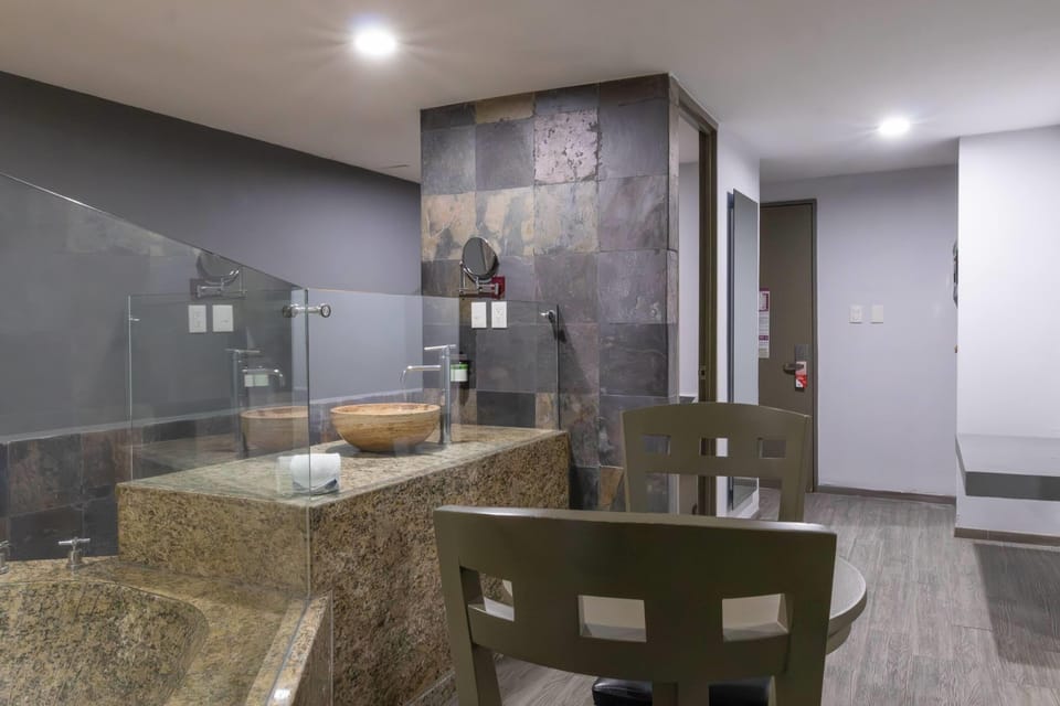 Junior Suite, 1 King Bed, Non Smoking | In-room safe, desk, free WiFi, bed sheets