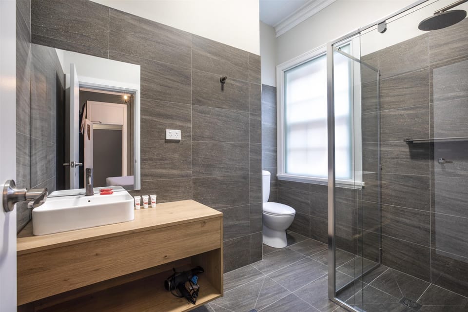 Studio Queen & Single | Bathroom | Shower, hair dryer, towels