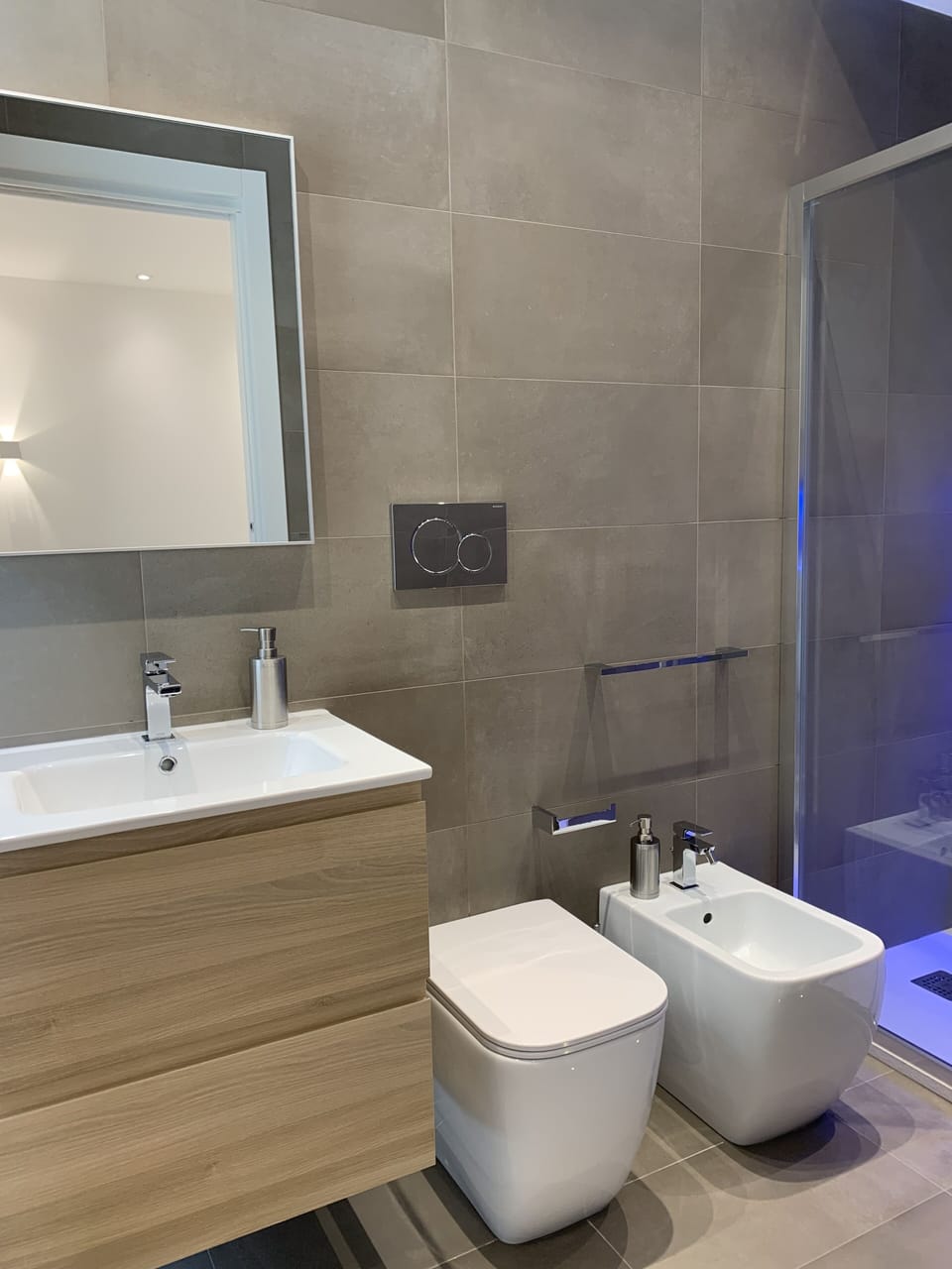 Standard Room, 1 Bedroom, Private Bathroom, City View | Bathroom | Shower, hair dryer, bidet, towels
