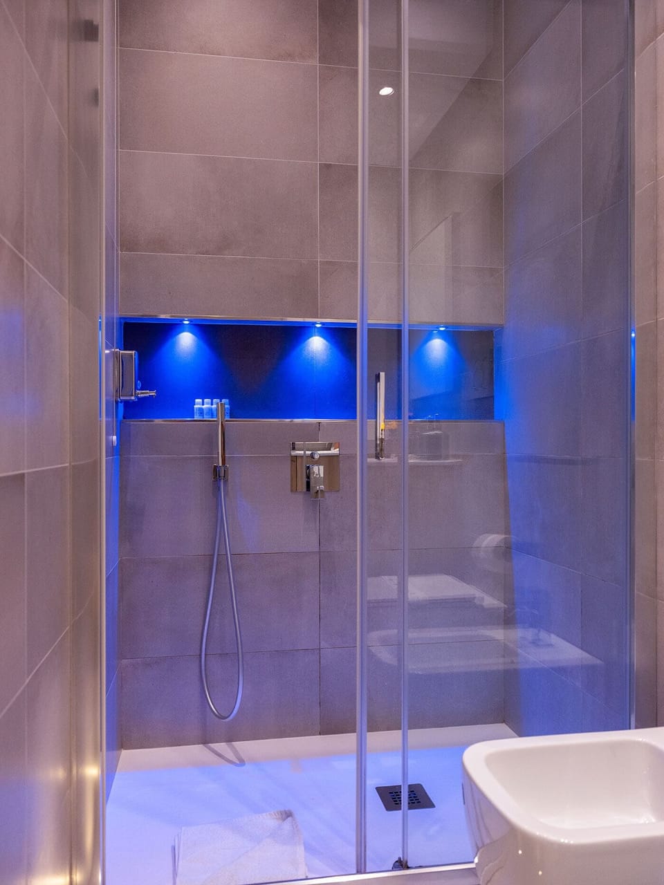 Comfort Room | Bathroom | Shower, hair dryer, bidet, towels