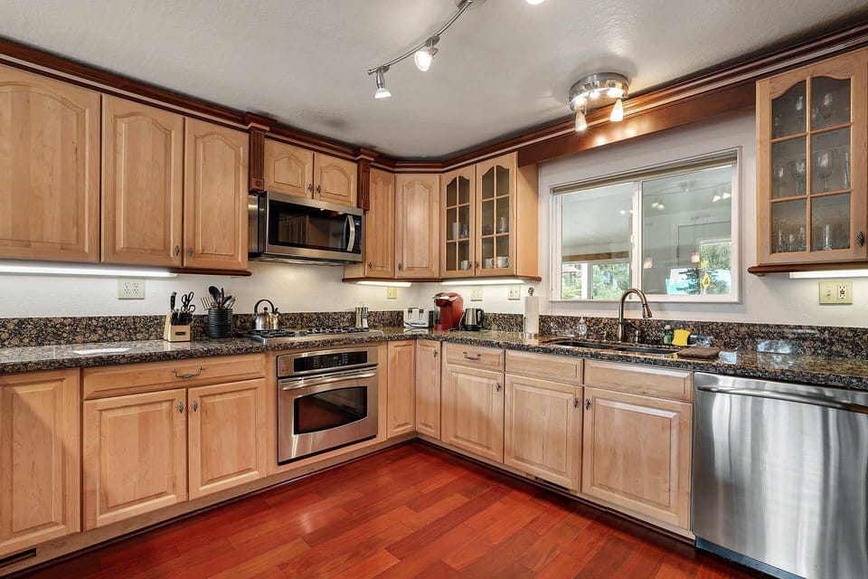 House, Multiple Beds, Fireplace, Mountain View (Hall Court Manor) | Private kitchen | Fridge, microwave, oven, stovetop