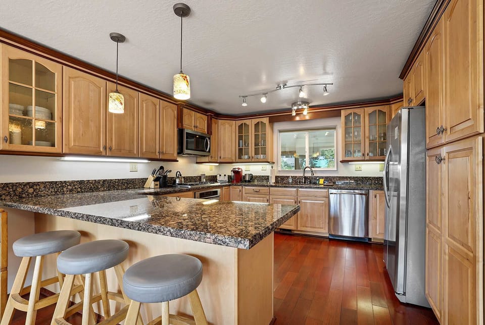House, Multiple Beds, Fireplace, Mountain View (Hall Court Manor) | Private kitchen | Fridge, microwave, oven, stovetop