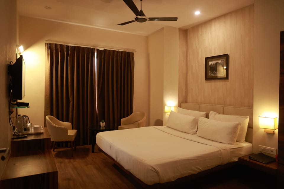 Deluxe Room | Egyptian cotton sheets, Select Comfort beds, minibar, in-room safe