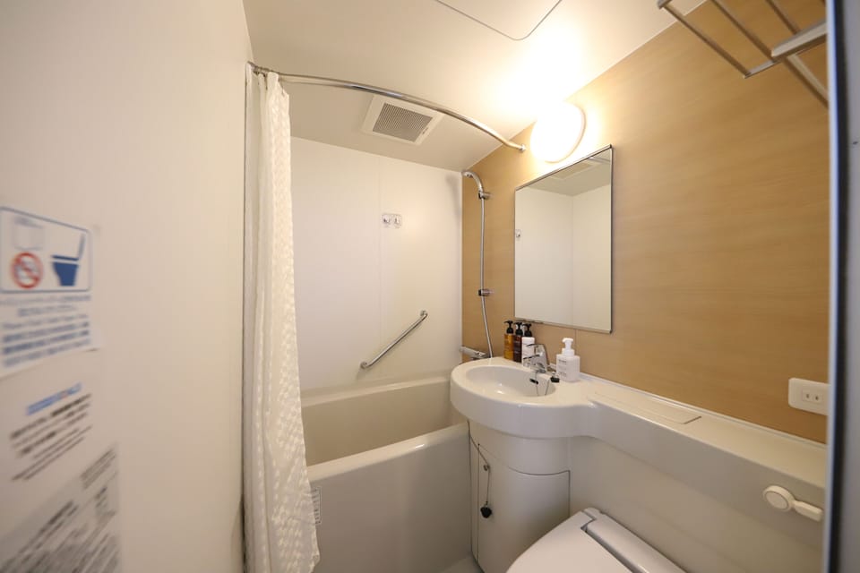 Combined shower/tub, hair dryer, slippers, towels