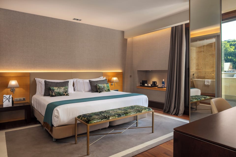 Premier Suite Guggenheim Terrace | Premium bedding, minibar, in-room safe, desk