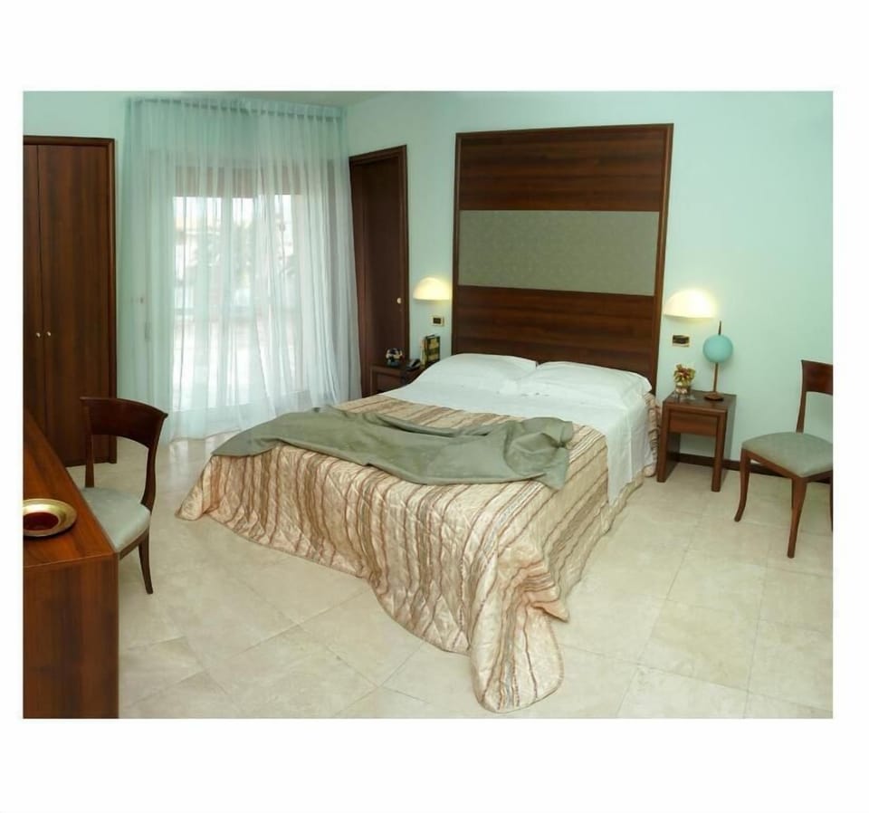 Minibar, desk, cribs (surcharge), bed sheets