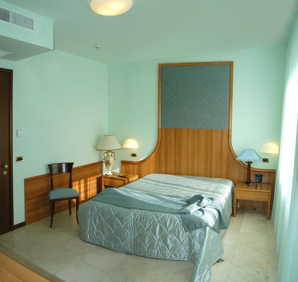 Minibar, desk, cribs (surcharge), bed sheets