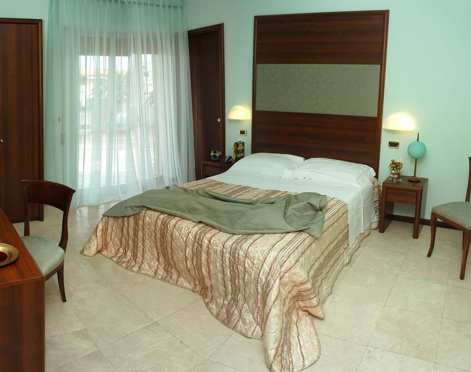 Minibar, desk, cribs/infant beds, free WiFi