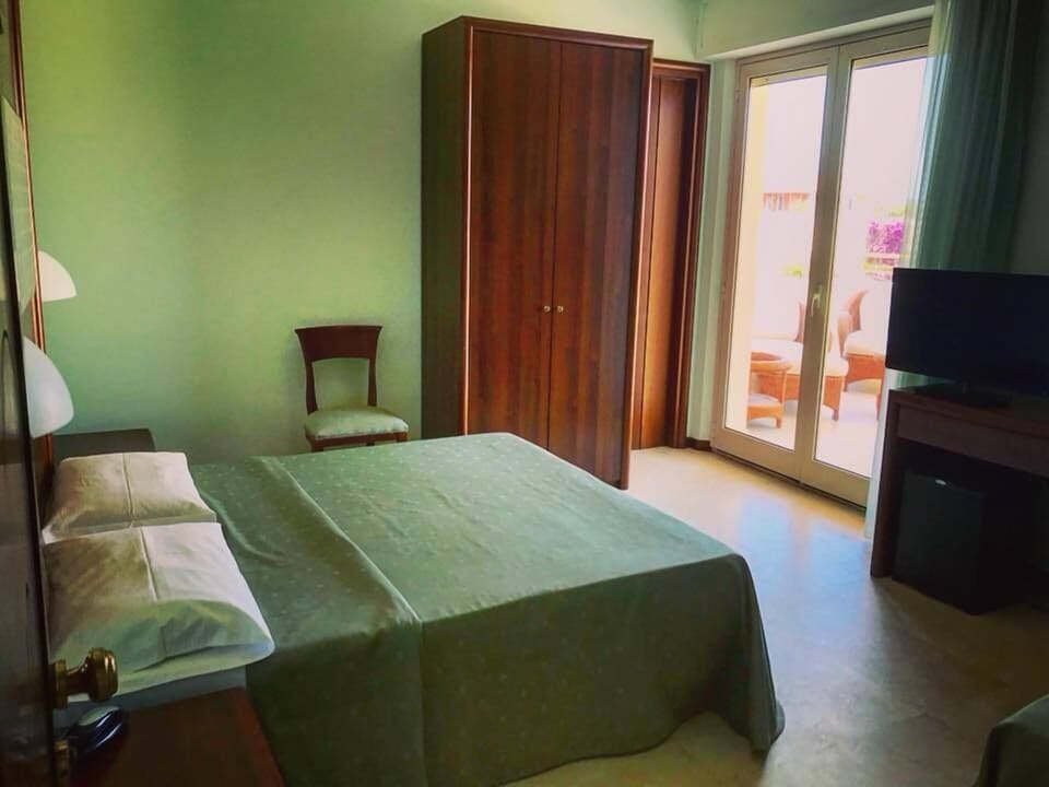 Minibar, desk, cribs/infant beds, free WiFi
