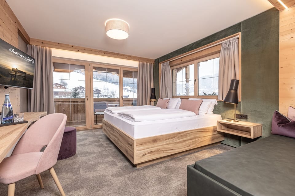 Deluxe Double Room | 1 bedroom, hypo-allergenic bedding, in-room safe, desk