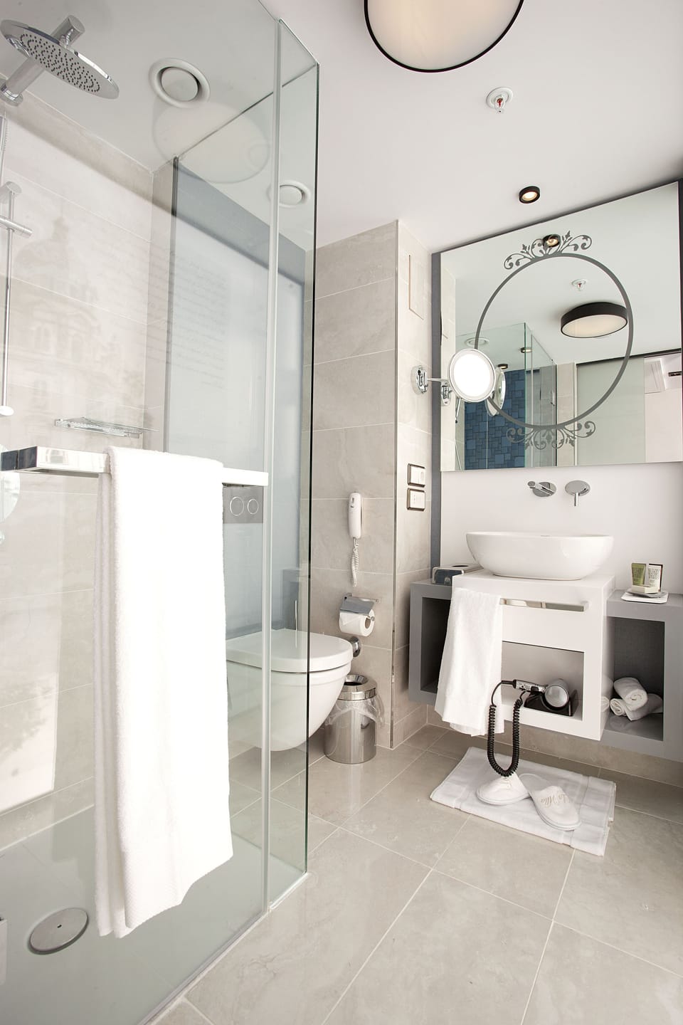 Shower, rainfall showerhead, free toiletries, bathrobes
