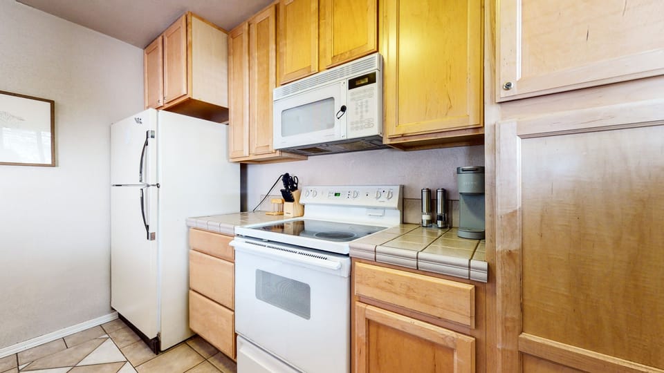 Studio | Private kitchen | Fridge, oven, coffee/tea maker, toaster