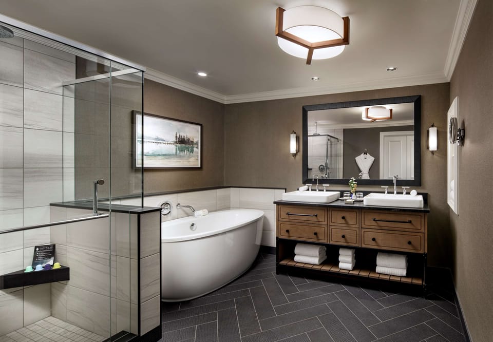 Fairmont Gold, Executive Suite, 1 King Bed | Bathroom | Designer toiletries, hair dryer, bathrobes, slippers