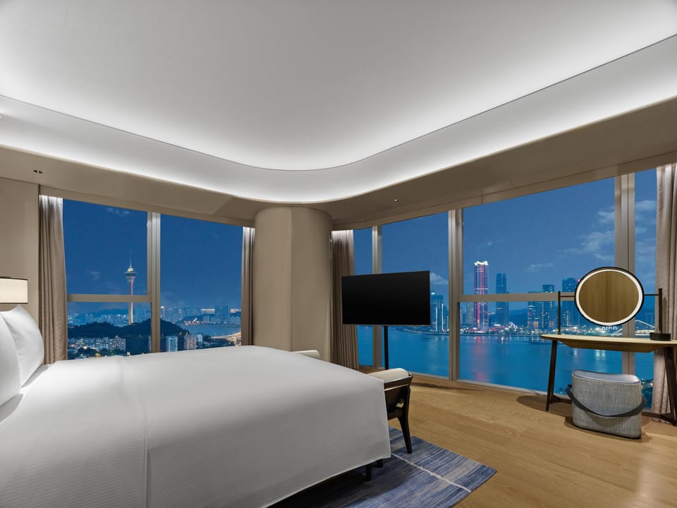 King Deluxe Suite | Premium bedding, down comforters, in-room safe, desk