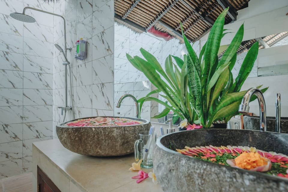 Premium Studio Suite | Bathroom | Free toiletries, hair dryer, towels