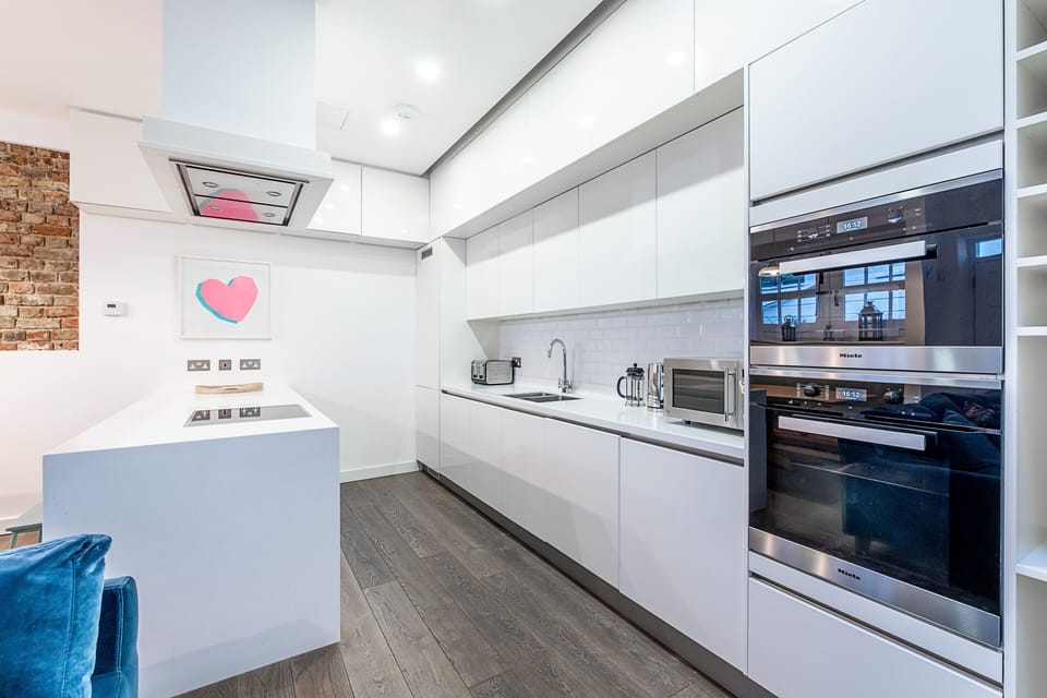 Superior House | Private kitchen | Full-size fridge, microwave, oven, stovetop