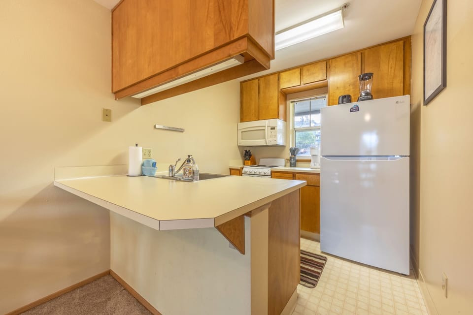 Condo, 1 Bedroom | Private kitchen | Fridge, oven, stovetop, coffee/tea maker