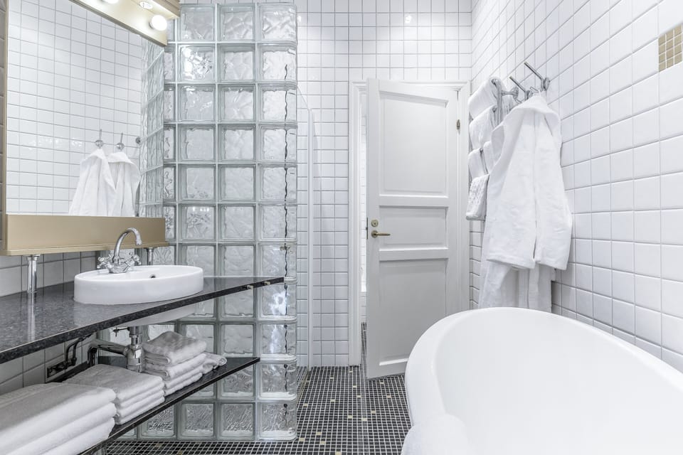 Superior Suite | Bathroom | Shower, free toiletries, hair dryer, towels