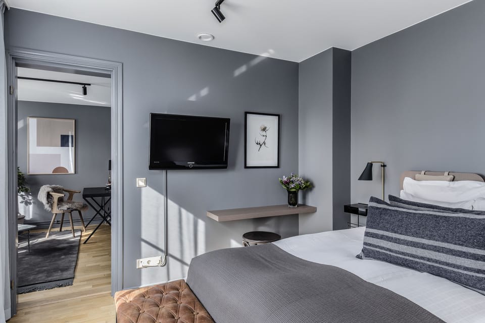 Junior Suite | Down comforters, in-room safe, desk, blackout drapes